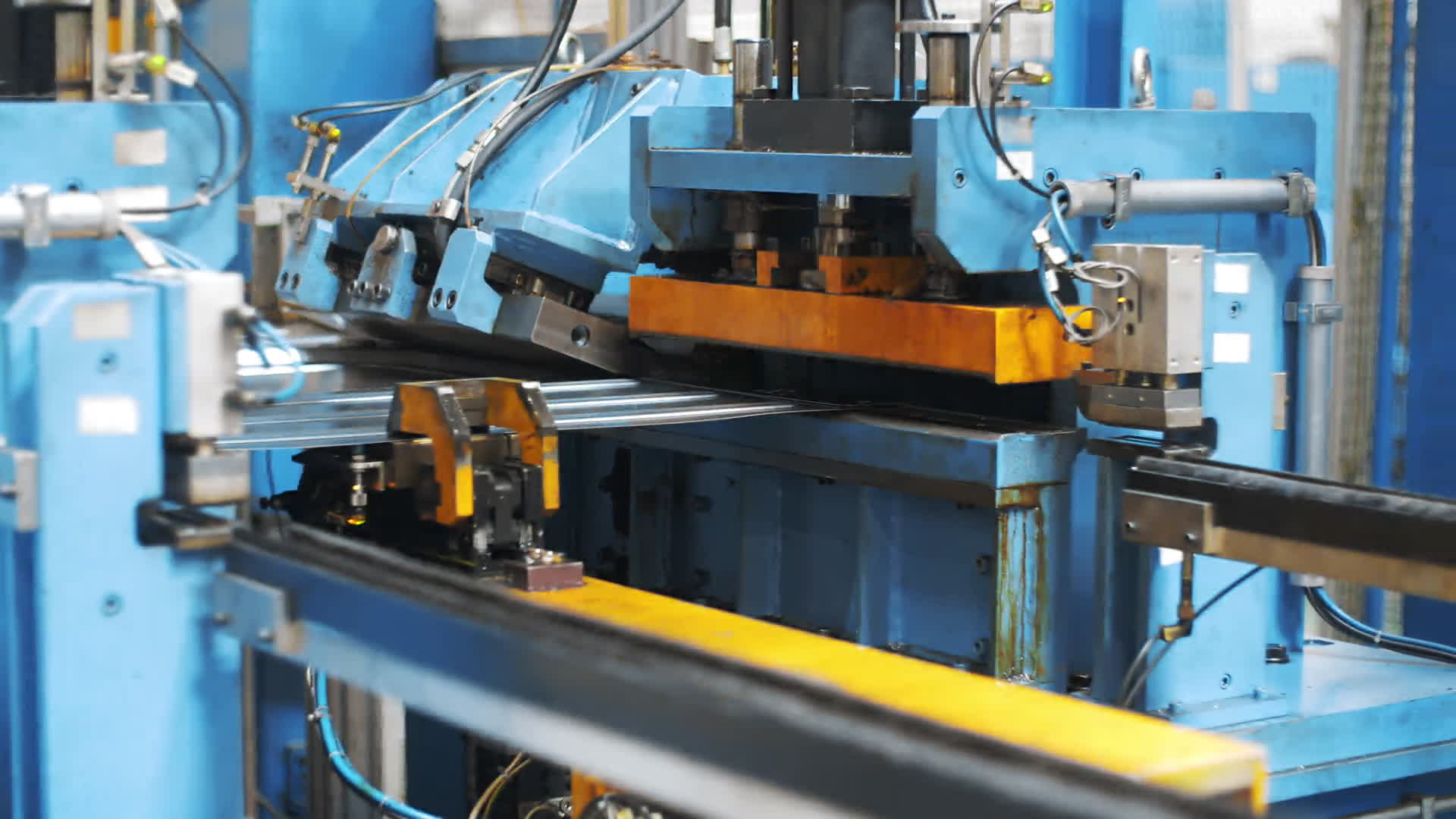 智能驅(qū)動，精準(zhǔn)成型 工廠自動化設(shè)備賦能洗衣機(jī)金屬零件高效生產(chǎn)